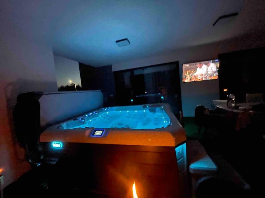 Villa Luxury With Jakuzzi Near Neusiedler Fertoszentmiklos
