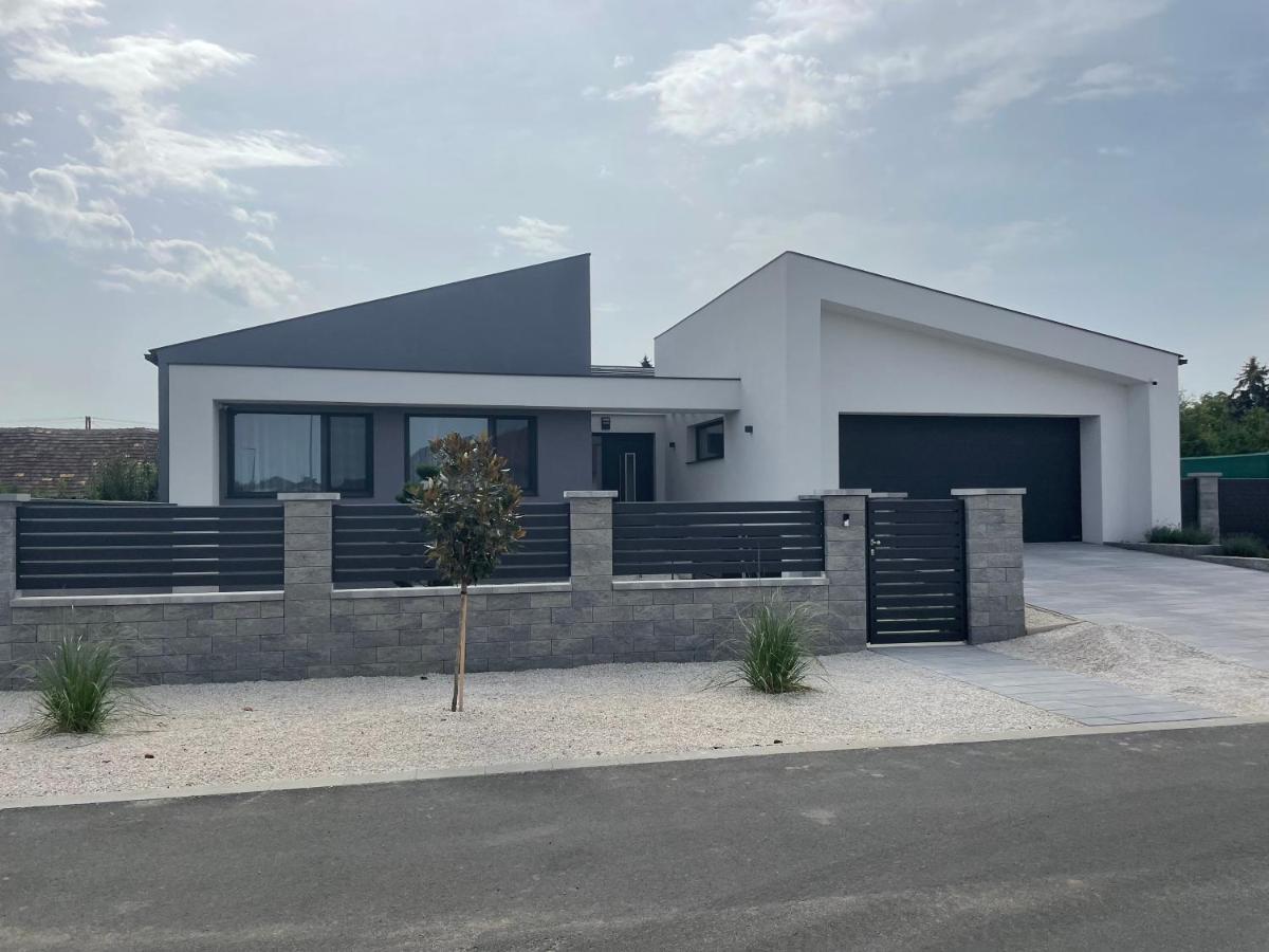 Luxury With Jakuzzi Near Neusiedler Villa