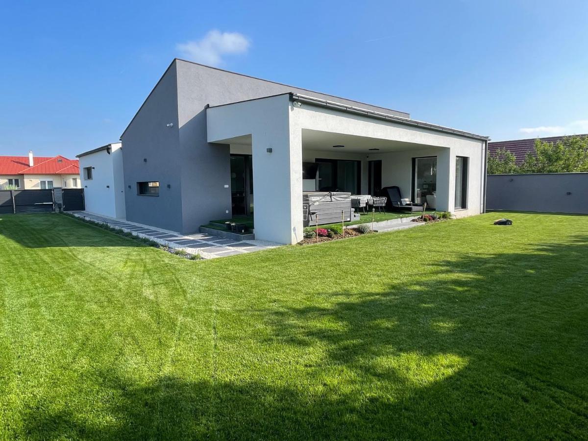 Luxury With Jakuzzi Near Neusiedler